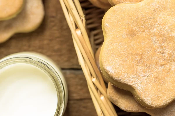 Galletas caseras en una cesta —  Fotos de Stock