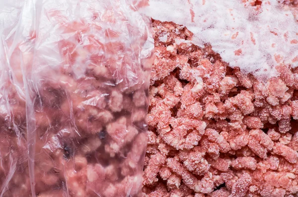 Мясо заморожено в упаковке — стоковое фото