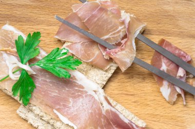 Jambon dilimleri ve maydanoz masada tapas