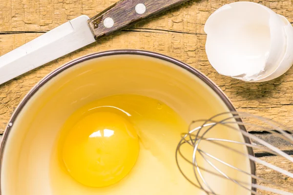 Kırbaçlanan fırçalamak yumurta — Stok fotoğraf