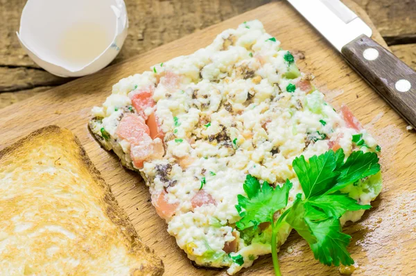 Kızarmış ekmek üzerine sebzeli omlet — Stok fotoğraf