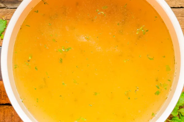 Primer plano del caldo, sopa clara o caldo en una cacerola — Foto de Stock