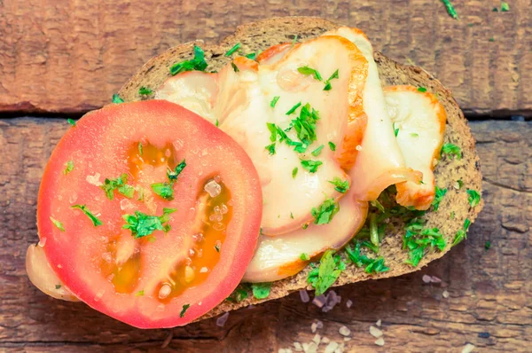 Tapas chleb z boczkiem, pomidor i pietruszka — Zdjęcie stockowe