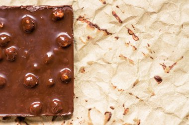 Kağıt üzerinde fındık ile çikolata bar