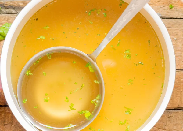 Panela com caldo na mesa — Fotografia de Stock