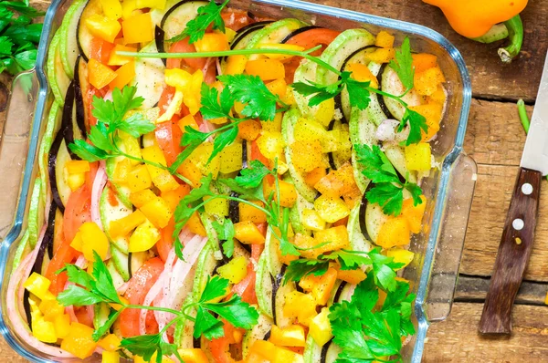 Glas schotel met ratatouille — Stockfoto