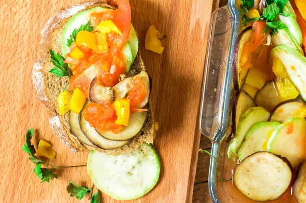 Vorspeise Toast mit Gemüse Ratatouille — Stockfoto