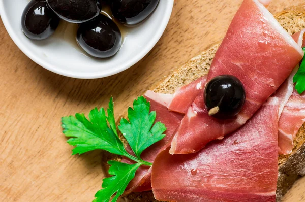 Tapas with jamon and olives — Stock Photo, Image
