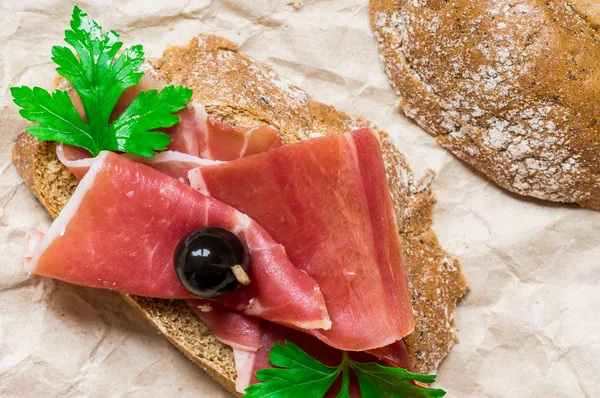 Street food bacon, toast, fresh herbs and olives — Stock Photo, Image