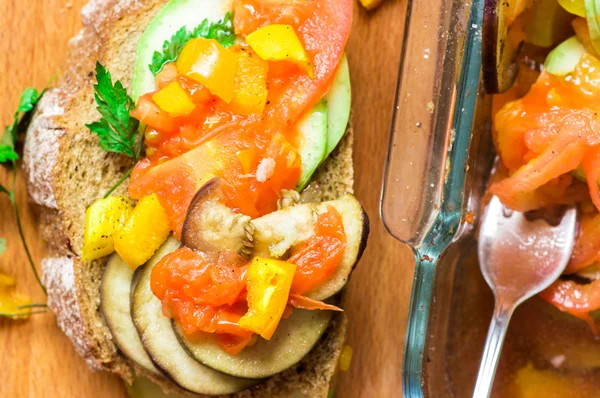 Tapas rostade grönsaker och bröd mellanmål — Stockfoto