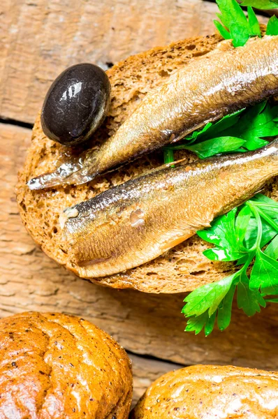 Burger with sardines and olives — Stock Photo, Image