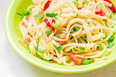 Fettuccine makarna salata domates, salatalık ve biber ile