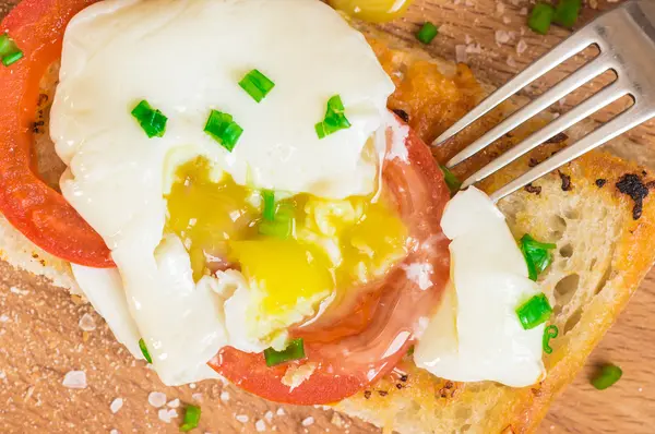 Сэндвич с чабаттой, яйца и помидоры — стоковое фото