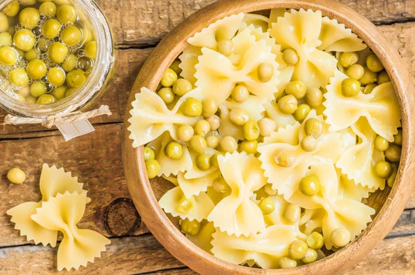 意大利意面配绿色豌豆 — 图库照片