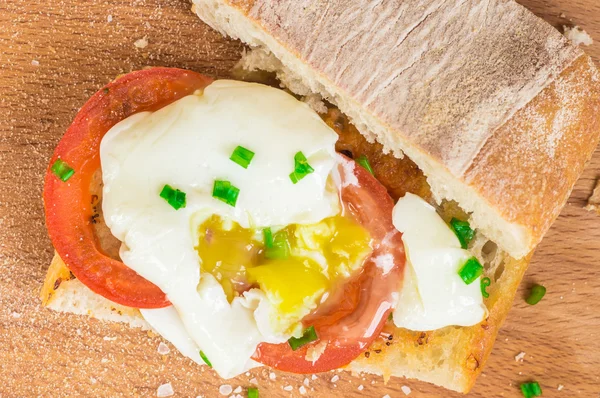 Sanduíche de ciabatta torrado com ovos e tomates — Fotografia de Stock