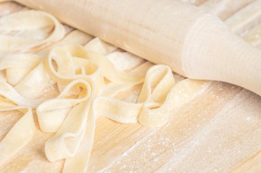 Makarna fettuccine veya tagliatelle hamur ev yapımı
