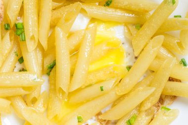 İtalyan penne makarna bir tabak yumurta ile
