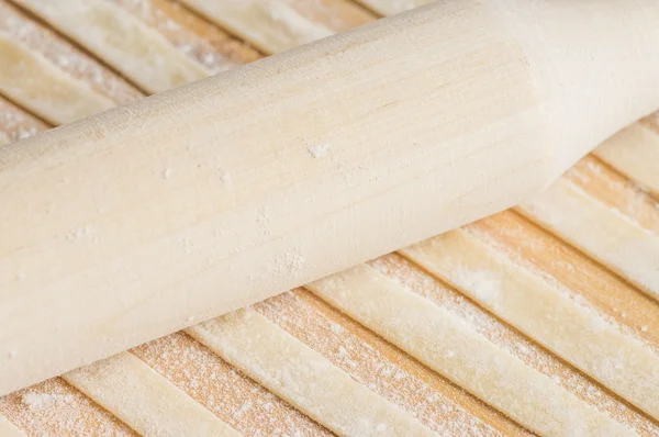 Rolling pin on the table rolled dough for pasta — Stock Photo, Image