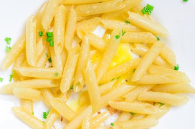 Yeşiller ve yumurta ile İtalyan penne makarna yemek