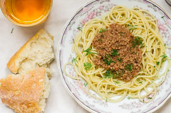 Spaghetti bolognese, ciabatta i białe wino — Zdjęcie stockowe