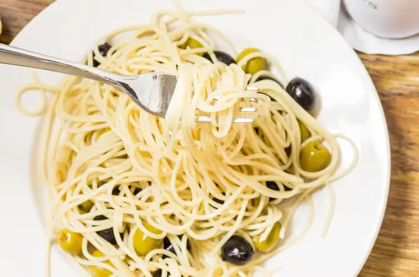 Włoskie danie spaghetti z oliwek i oleju — Zdjęcie stockowe
