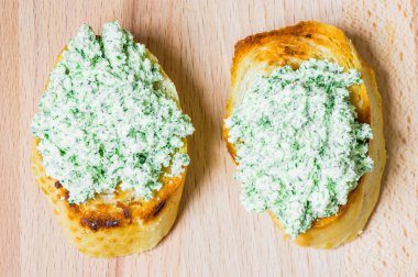Ricotta ve otlar ile iki lezzetli aperatifler tost