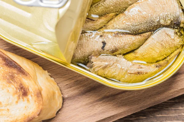 Smoked sardines and toasted toast — Stock Photo, Image