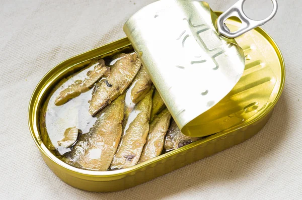 Välsmakande fisk konserverade sardiner i en burk — Stockfoto