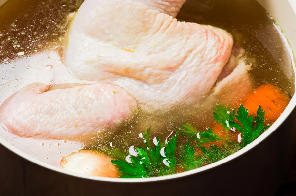 Hälften en kyckling i en stekpanna med vegetabilisk buljong — Stockfoto