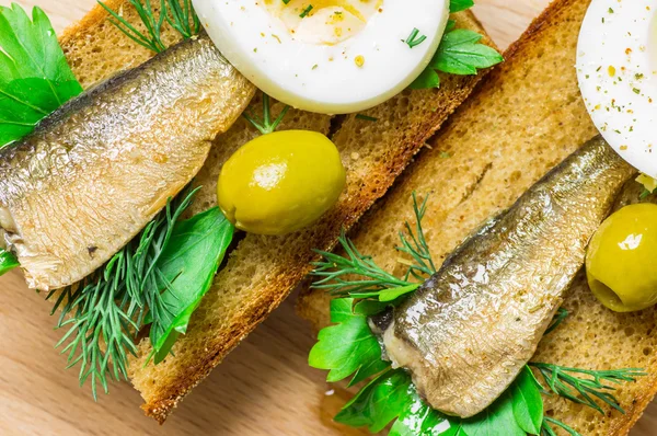 Sardine su pane tostato — Foto Stock