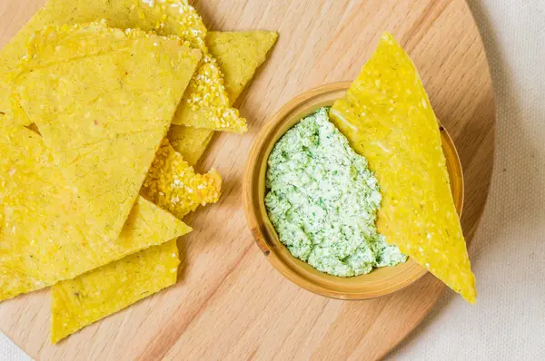 Chips de milho com molho verde — Fotografia de Stock