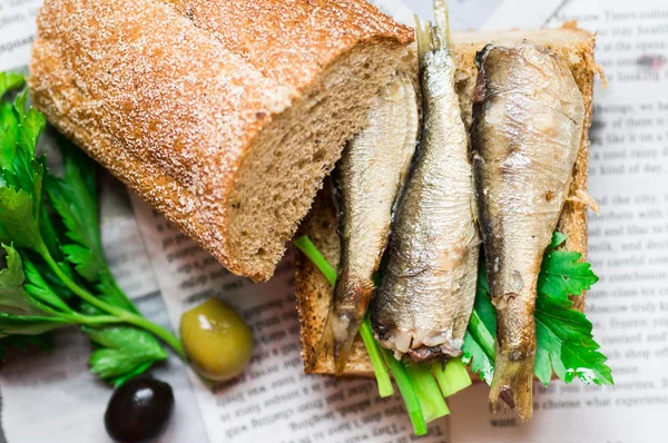 Sanduíche com sardinha no jornal — Fotografia de Stock