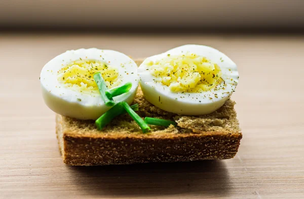 Sanduíche com ovo cozido — Fotografia de Stock