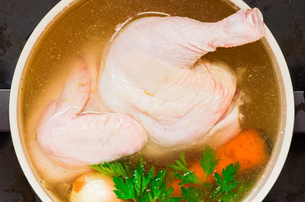 Caçarola com caldo de galinha cozinheira — Fotografia de Stock