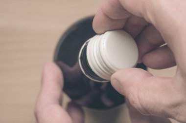 Erkek eli kırmızı şarap bir vidalı kapak açma
