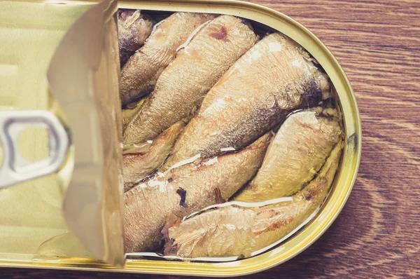 새로운 커팅 보드물고기와 주석 수 있습니다 오픈 — 스톡 사진