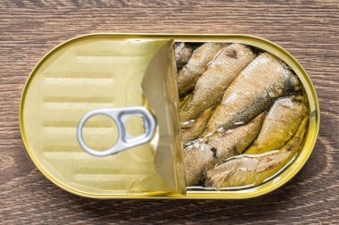 Tütsülenmiş sardalye ile açık teneke kutu