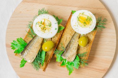 Sardalye tost zeytin ve yumurta ile tapas