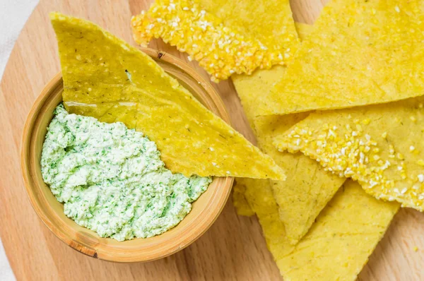 Nachos de maíz caseros con salsa — Foto de Stock