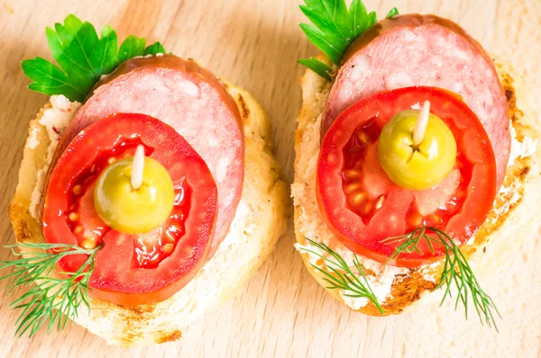 Leckere Vorspeise mit Wurst, Tomaten und Oliven — Stockfoto