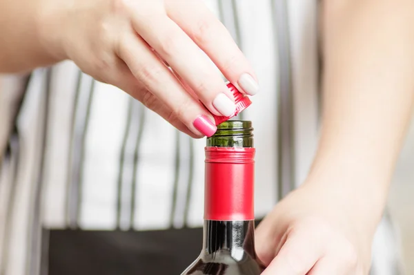 Kvinna unscrews skruvlock vin flaskan — Stockfoto