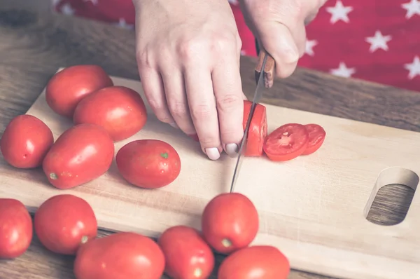 Kobieta kawałki pomidorów — Zdjęcie stockowe