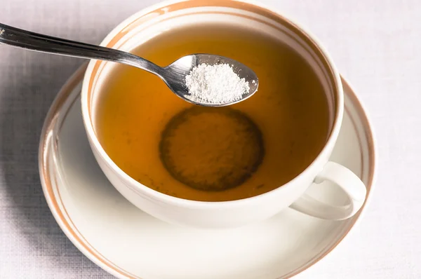 Chá com adoçante em uma colher — Fotografia de Stock