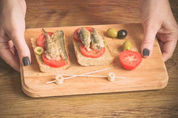 Cameriera servire antipasti sulla tavola — Foto Stock