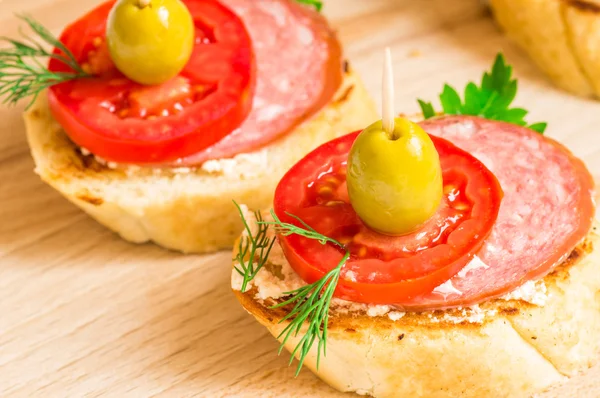 Välsmakande förrätt med korv, tomater och Oliver — Stockfoto