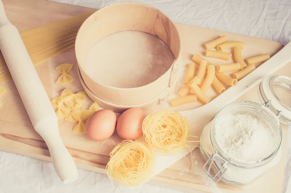 Untuk menyiapkan peralatan dan bahan pasta — Stok Foto