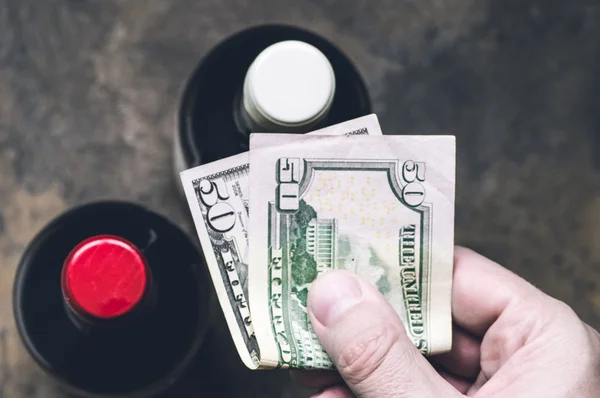 Hand koper met dollars in slijterij — Stockfoto