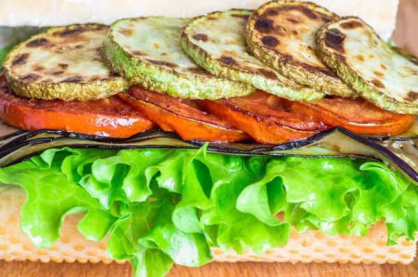 Sandwich de verduras con berenjena y calabacín — Foto de Stock