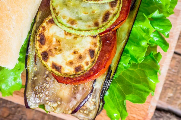 Овощной сэндвич с баклажанами и цукини — стоковое фото