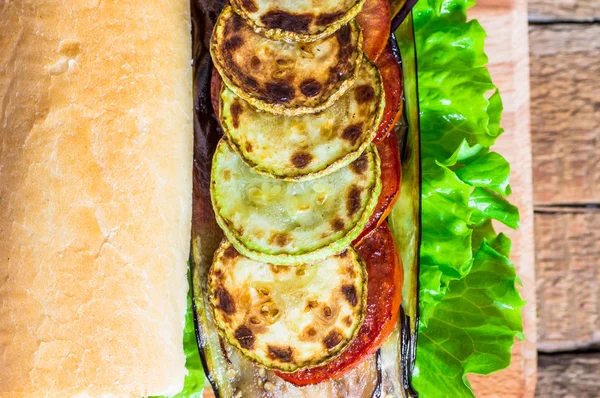 Sandwich aux légumes aux aubergines et courgettes — Photo